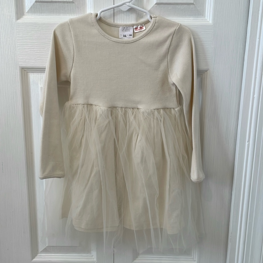 Zara dress with round neck and long sleeves. Tulle appliqué at hem - size 3-4 yr